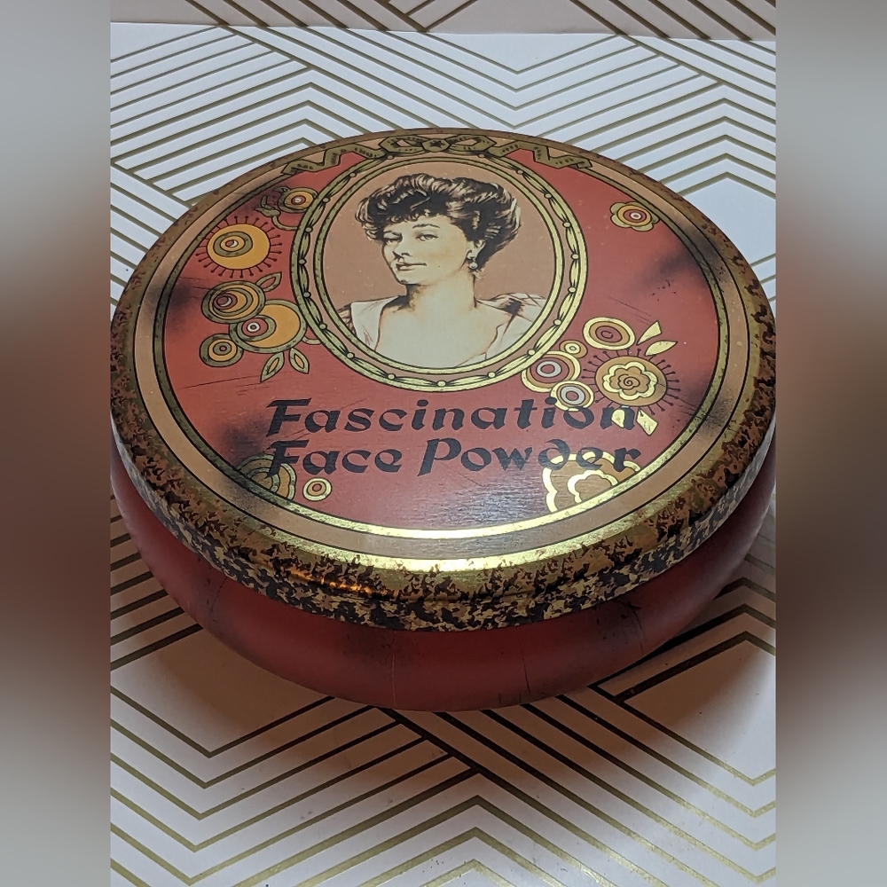 Vintage Daher Long Island Newyork,  Tin Round Fascinating Face.Powder Tin red